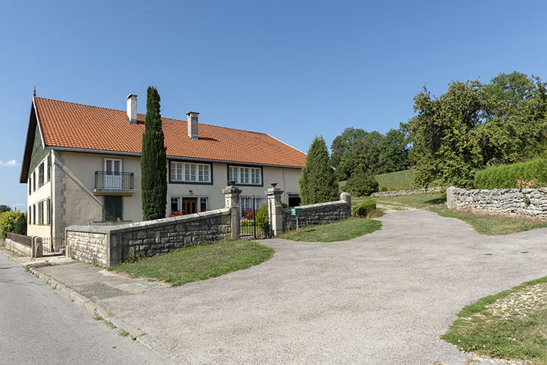 Grille et façade antérieure, de trois quarts gauche. © Sonia Dourlot / Région Bourgogne-Franche-Comté, Inventaire du patrimoine - 2018