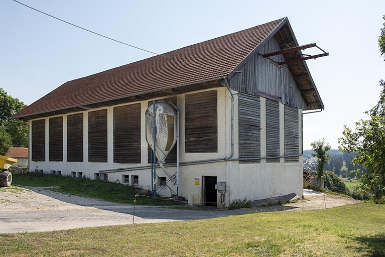 Bâtiment d'exploitation de l'autre côté de la rue. © Sonia Dourlot / Région Bourgogne-Franche-Comté, Inventaire du patrimoine - 2018