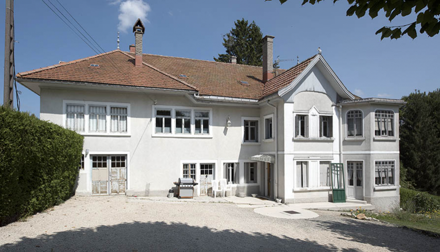 Atelier de 1920 et ancienne ferme : façade antérieure (sud), de trois quarts gauche. © Sonia Dourlot / Région Bourgogne-Franche-Comté, Inventaire du patrimoine - 2018