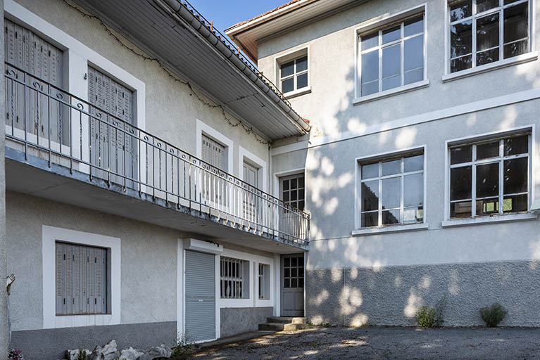 Ancienne ferme : façade postérieure et jonction avec l'atelier de 1930. © Sonia Dourlot / Région Bourgogne-Franche-Comté, Inventaire du patrimoine - 2018