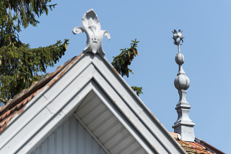 Ancienne ferme, façade antérieure : épis de faitage. © Sonia Dourlot / Région Bourgogne-Franche-Comté, Inventaire du patrimoine - 2018