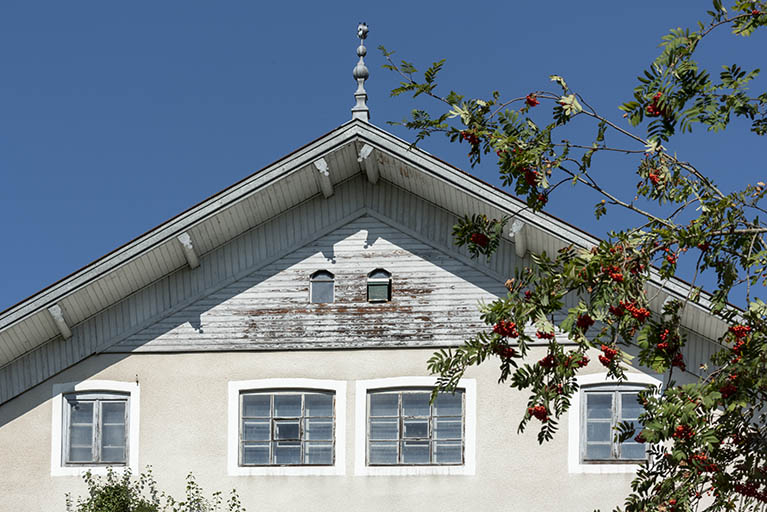 Ancienne ferme, façade latérale droite : fenêtres de l'atelier dans le comble. © Sonia Dourlot / Région Bourgogne-Franche-Comté, Inventaire du patrimoine - 2018