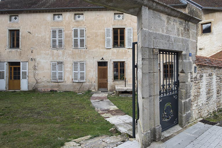 La façade antérieure et une partie du portail. © Jérôme Mongreville / Région Bourgogne-Franche-Comté, Inventaire du patrimoine - 2018