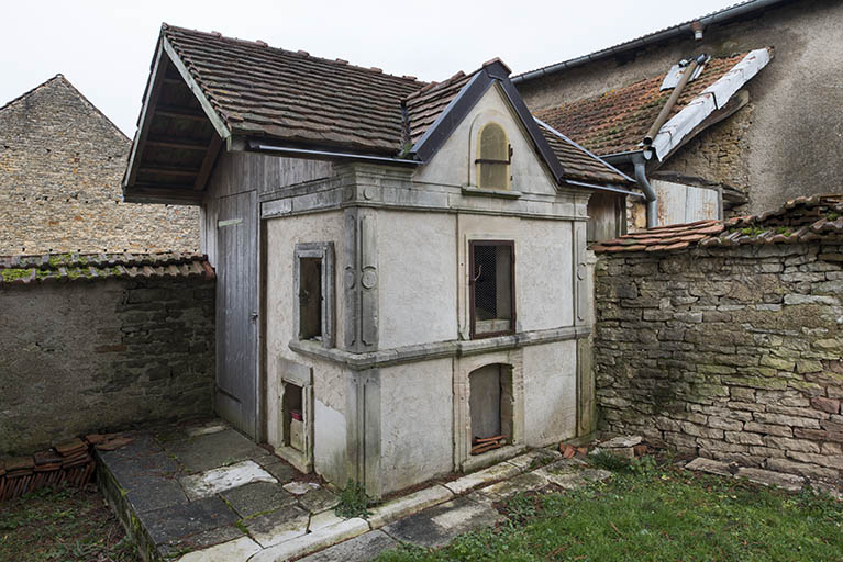 Petit édifice dans le jardin (ayant pu servir de pigeonnier). © Jérôme Mongreville / Région Bourgogne-Franche-Comté, Inventaire du patrimoine - 2018