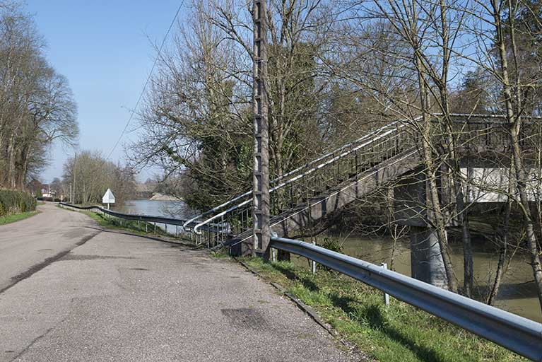 Passerelle enjambeant la Saône et reliant le village à l'usine. © Jérôme Mongreville / Région Bourgogne-Franche-Comté, Inventaire du patrimoine - 2018