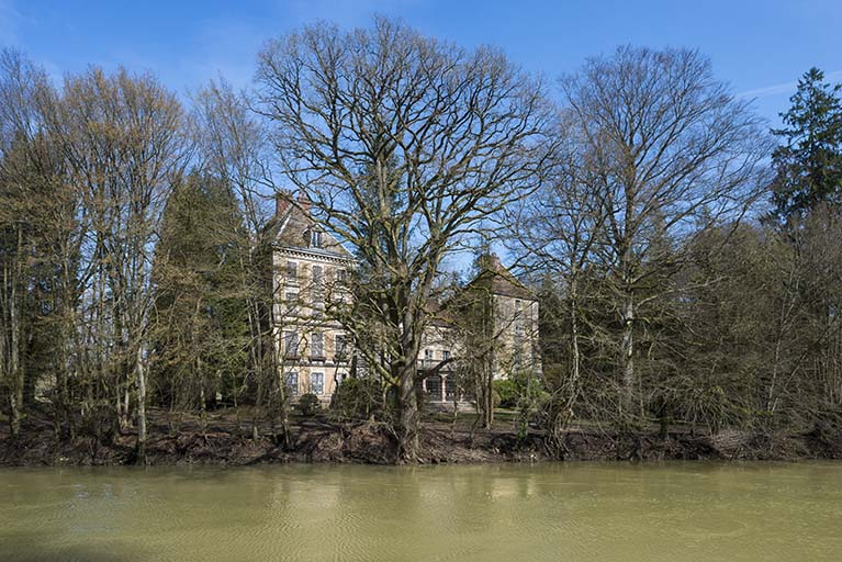 La façade sud-ouest depuis la rue du Moulin rouge. © Jérôme Mongreville / Région Bourgogne-Franche-Comté, Inventaire du patrimoine - 2018 La façade sud-ouest depuis la rue du Moulin rouge. © Jérôme Mongreville / Région Bourgogne-Franche-Comté, Inventaire du patrimoine - 2018