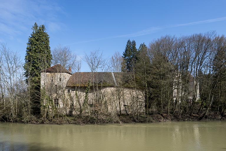 Communs du château, vue depuis la rue du Moulin rouge. © Jérôme Mongreville / Région Bourgogne-Franche-Comté, Inventaire du patrimoine - 2018 Communs du château, vue depuis la rue du Moulin rouge. © Jérôme Mongreville / Région Bourgogne-Franche-Comté, Inventaire du patrimoine - 2018
