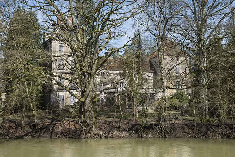 Le château depuis la rive opposée. © Jérôme Mongreville / Région Bourgogne-Franche-Comté, Inventaire du patrimoine - 2018