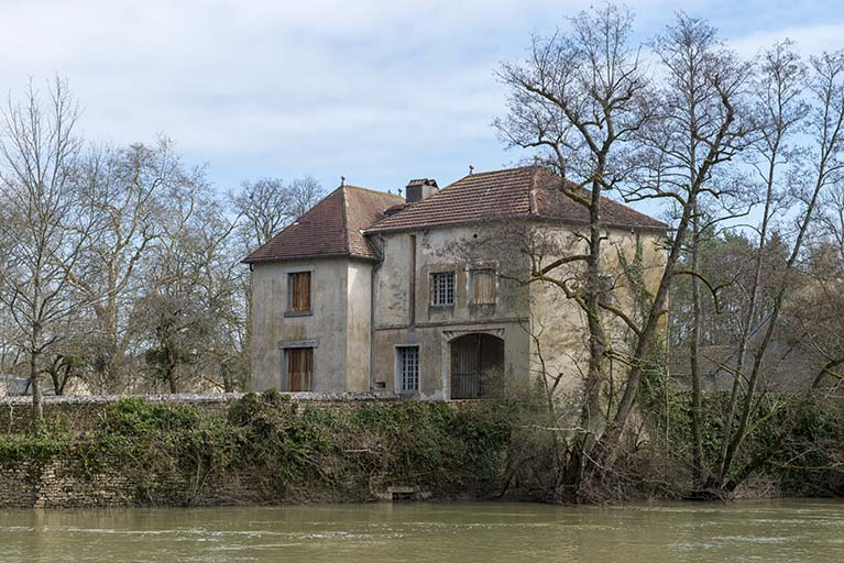 La porte septentrionale et l'ancien pont-levis. © Jérôme Mongreville / Région Bourgogne-Franche-Comté, Inventaire du patrimoine - 2018 La porte septentrionale et l'ancien pont-levis. © Jérôme Mongreville / Région Bourgogne-Franche-Comté, Inventaire du patrimoine - 2018