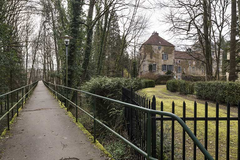 La passerelle reliant le village à l'usine. © Jérôme Mongreville / Région Bourgogne-Franche-Comté, Inventaire du patrimoine - 2018 La passerelle reliant le village à l'usine. © Jérôme Mongreville / Région Bourgogne-Franche-Comté, Inventaire du patrimoine - 2018