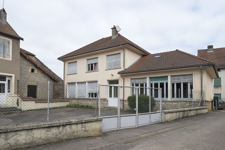 Le groupe scolaire, rue des Ecoles. © Jérôme Mongreville / Région Bourgogne-Franche-Comté, Inventaire du patrimoine - 2018