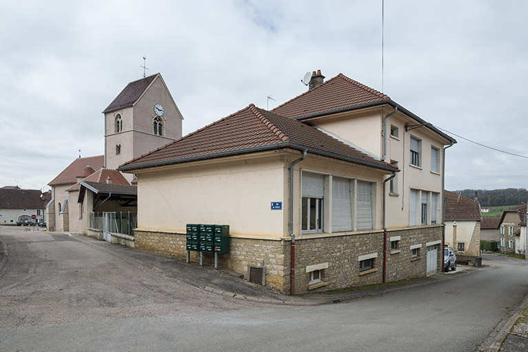 Le groupe scolaire et le clocher de l'église en arrière-plan. © Jérôme Mongreville / Région Bourgogne-Franche-Comté, Inventaire du patrimoine - 2018