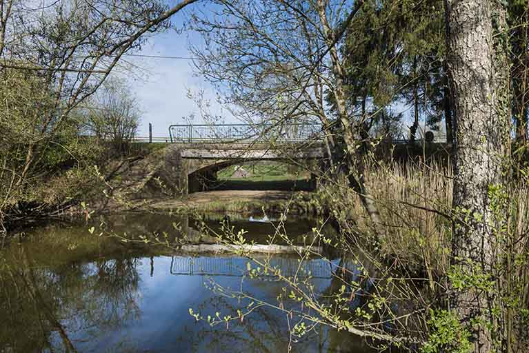 Le petit pont avant de franchir l'ouvrage principal. © Jérôme Mongreville / Région Bourgogne-Franche-Comté, Inventaire du patrimoine - 2018 Le petit pont avant de franchir l'ouvrage principal. © Jérôme Mongreville / Région Bourgogne-Franche-Comté, Inventaire du patrimoine - 2018