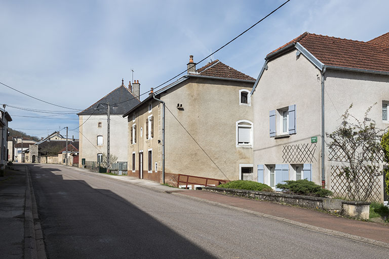 La Grande rue en direction de l'église. © Jérôme Mongreville / Région Bourgogne-Franche-Comté, Inventaire du patrimoine - 2018