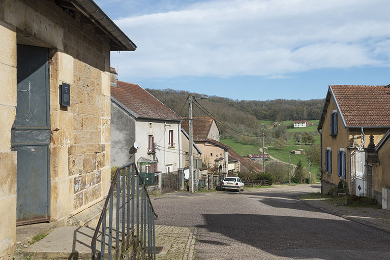 La rue du Vaux et la ferme de la Grande vigne en arrière-plan. © Jérôme Mongreville / Région Bourgogne-Franche-Comté, Inventaire du patrimoine - 2018