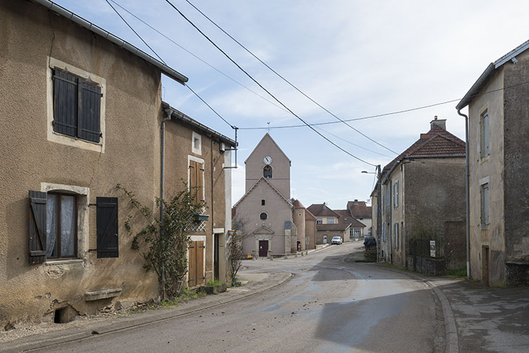 L'église et la rue des Ecoles. © Jérôme Mongreville / Région Bourgogne-Franche-Comté, Inventaire du patrimoine - 2018