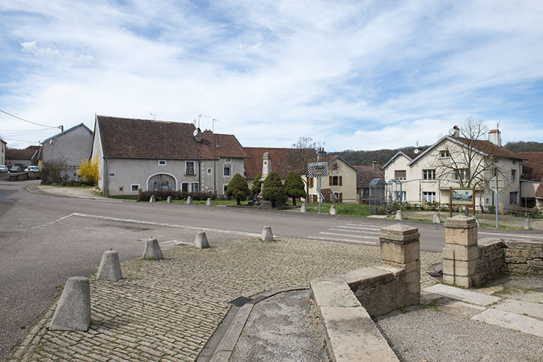 Vue générale depuis le parvis de l'église. © Jérôme Mongreville / Région Bourgogne-Franche-Comté, Inventaire du patrimoine - 2018
