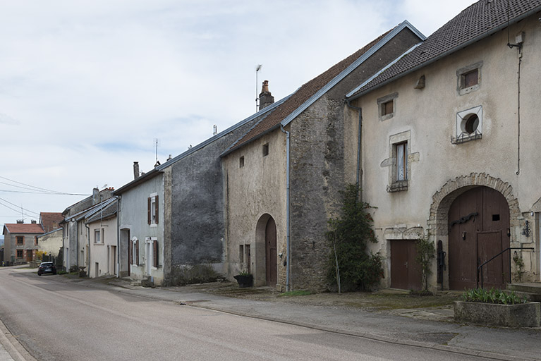 Alignement de fermes, Grande rue. © Jérôme Mongreville / Région Bourgogne-Franche-Comté, Inventaire du patrimoine - 2018