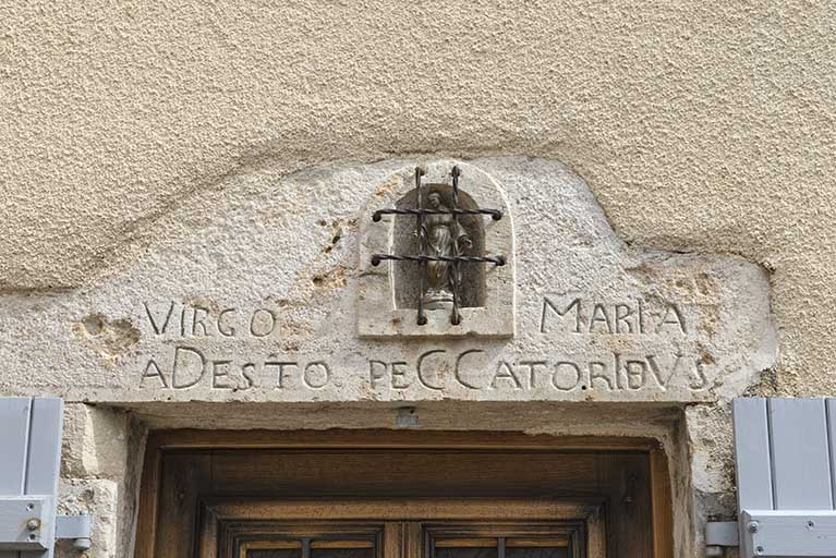 Date portée inscrit sur le linteau de la porte d'entrée. © Jérôme Mongreville / Région Bourgogne-Franche-Comté, Inventaire du patrimoine - 2018