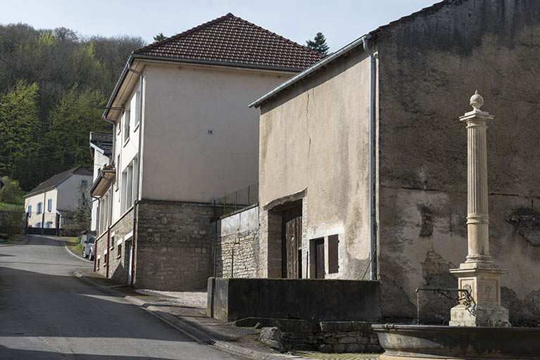La fontaine et la perspective de la rue. © Jérôme Mongreville / Région Bourgogne-Franche-Comté, Inventaire du patrimoine - 2018
