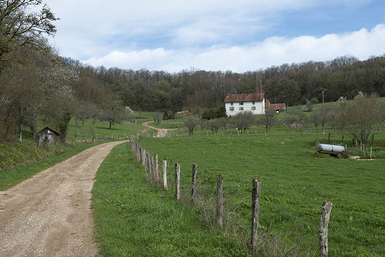 Route menant à la ferme. © Jérôme Mongreville / Région Bourgogne-Franche-Comté, Inventaire du patrimoine - 2018
