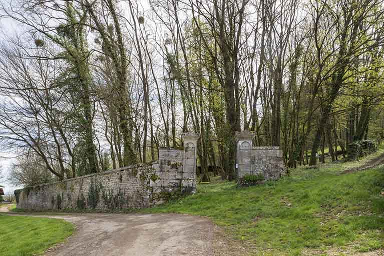 Le cimetière en haut de la rue des Bournaux. © Jérôme Mongreville / Région Bourgogne-Franche-Comté, Inventaire du patrimoine - 2018