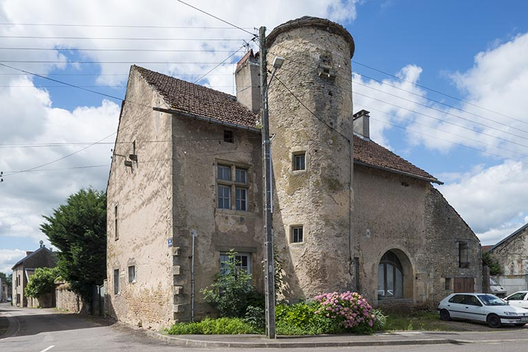 La façade antérieure : détail de la tour et de la fenêtre à meneau. © Jérôme Mongreville / Région Bourgogne-Franche-Comté, Inventaire du patrimoine - 2018 La façade antérieure : détail de la tour et de la fenêtre à meneau. © Jérôme Mongreville / Région Bourgogne-Franche-Comté, Inventaire du patrimoine - 2018
