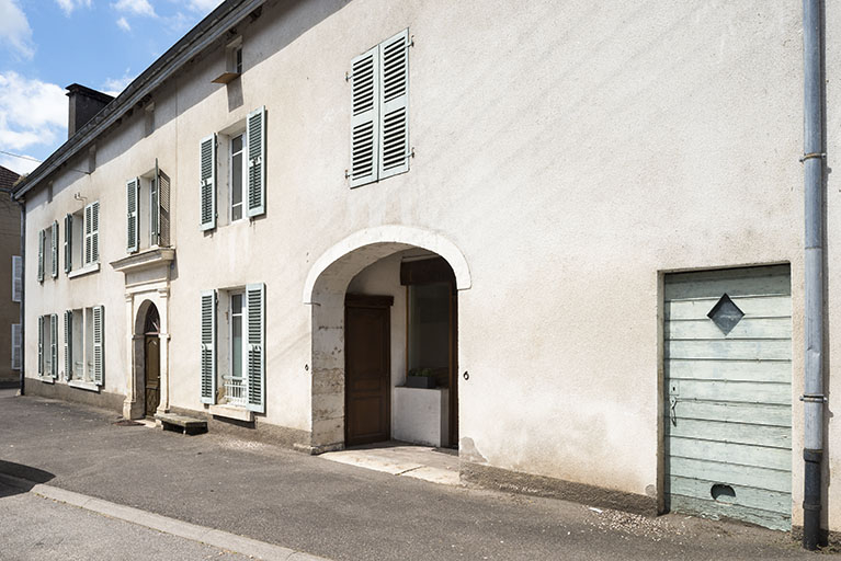 Portail sur la façade antérieure. © Jérôme Mongreville / Région Bourgogne-Franche-Comté, Inventaire du patrimoine - 2018 Portail sur la façade antérieure. © Jérôme Mongreville / Région Bourgogne-Franche-Comté, Inventaire du patrimoine - 2018