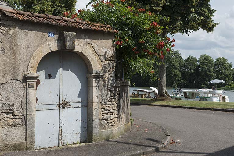 Portail, Grande rue du Bourg, et la Saône en arrière plan. © Jérôme Mongreville / Région Bourgogne-Franche-Comté, Inventaire du patrimoine - 2018 Portail, Grande rue du Bourg, et la Saône en arrière plan. © Jérôme Mongreville / Région Bourgogne-Franche-Comté, Inventaire du patrimoine - 2018