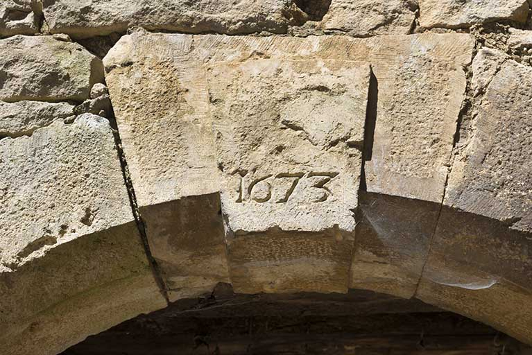 Date gravée (1673). © Jérôme Mongreville / Région Bourgogne-Franche-Comté, Inventaire du patrimoine - 2018 Date gravée (1673). © Jérôme Mongreville / Région Bourgogne-Franche-Comté, Inventaire du patrimoine - 2018