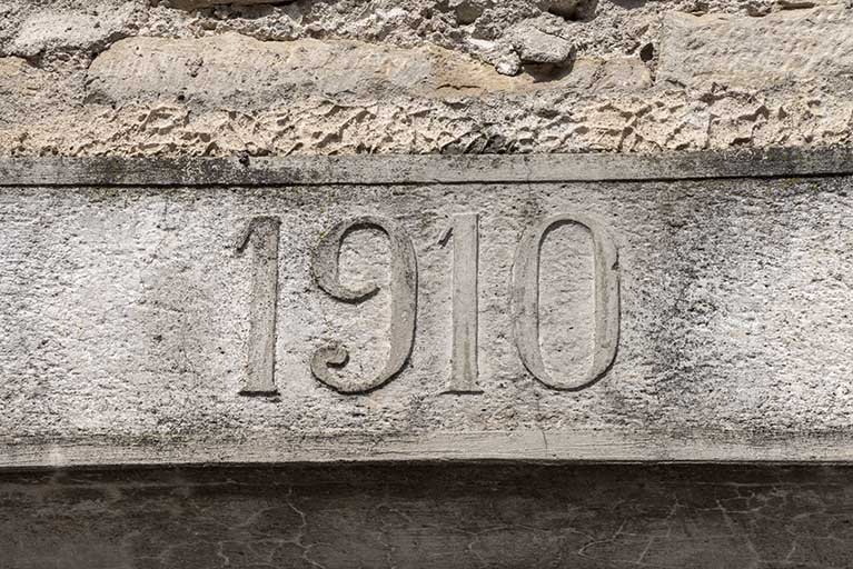Date portée (1910). © Jérôme Mongreville / Région Bourgogne-Franche-Comté, Inventaire du patrimoine - 2018 Date portée (1910). © Jérôme Mongreville / Région Bourgogne-Franche-Comté, Inventaire du patrimoine - 2018