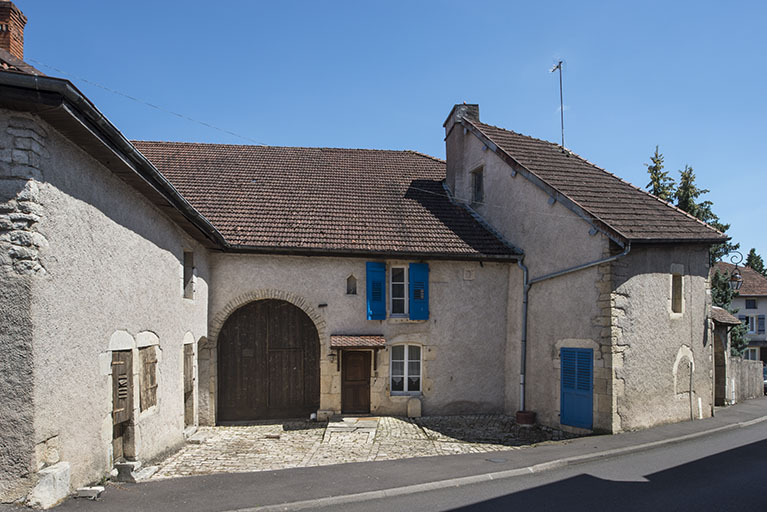 La façade antérieure et la cour. © Jérôme Mongreville / Région Bourgogne-Franche-Comté, Inventaire du patrimoine - 2018 La façade antérieure et la cour. © Jérôme Mongreville / Région Bourgogne-Franche-Comté, Inventaire du patrimoine - 2018