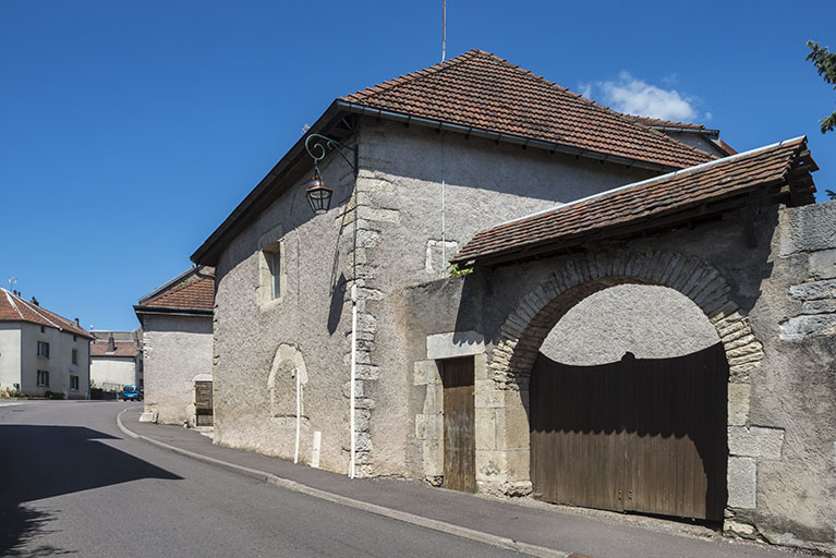 La porte charretière donnant accès au jardin. © Jérôme Mongreville / Région Bourgogne-Franche-Comté, Inventaire du patrimoine - 2018 La porte charretière donnant accès au jardin. © Jérôme Mongreville / Région Bourgogne-Franche-Comté, Inventaire du patrimoine - 2018
