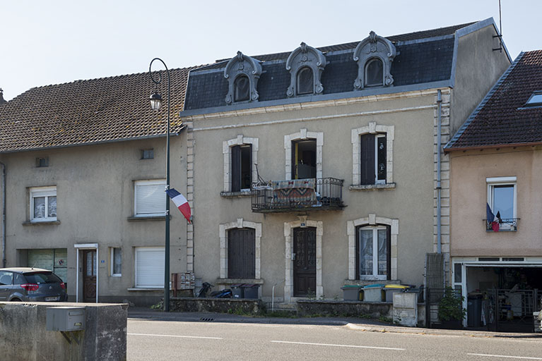 Maison n°6, vue de trois-quarts gauche. © Jérôme Mongreville / Région Bourgogne-Franche-Comté, Inventaire du patrimoine - 2018 Maison n°6, vue de trois-quarts gauche. © Jérôme Mongreville / Région Bourgogne-Franche-Comté, Inventaire du patrimoine - 2018