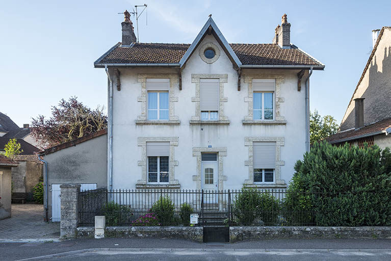 Maison n°10, vue de face. © Jérôme Mongreville / Région Bourgogne-Franche-Comté, Inventaire du patrimoine - 2018 Maison n°10, vue de face. © Jérôme Mongreville / Région Bourgogne-Franche-Comté, Inventaire du patrimoine - 2018