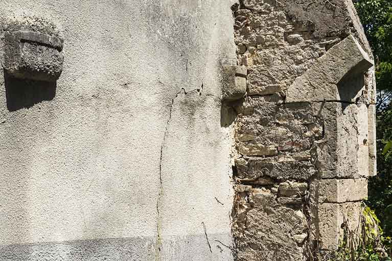 Vestiges d'un ancien mur de la vieille cure. © Jérôme Mongreville / Région Bourgogne-Franche-Comté, Inventaire du patrimoine - 2018 Vestiges d'un ancien mur de la vieille cure. © Jérôme Mongreville / Région Bourgogne-Franche-Comté, Inventaire du patrimoine - 2018