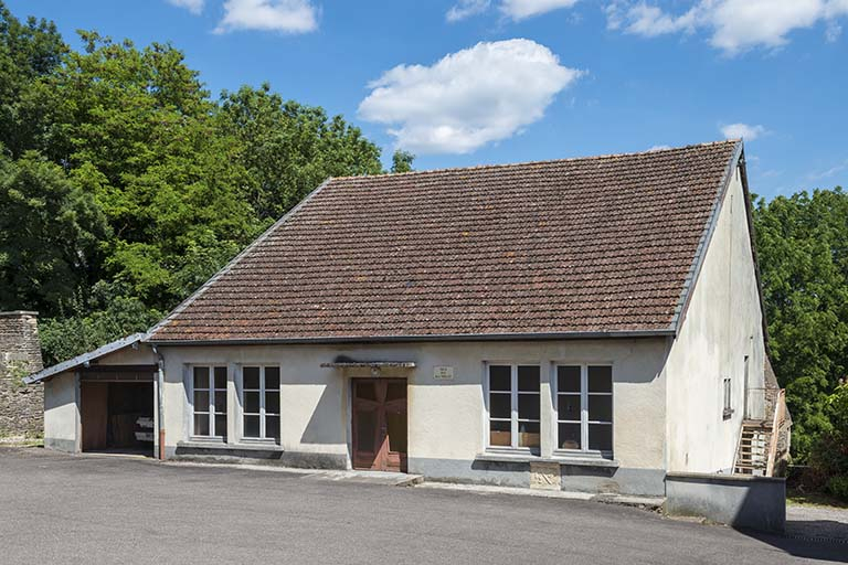 La salle paroissiale installée dans l'ancien presbytère appelé "vieille cure". © Jérôme Mongreville / Région Bourgogne-Franche-Comté, Inventaire du patrimoine - 2018 La salle paroissiale installée dans l'ancien presbytère appelé "vieille cure". © Jérôme Mongreville / Région Bourgogne-Franche-Comté, Inventaire du patrimoine - 2018