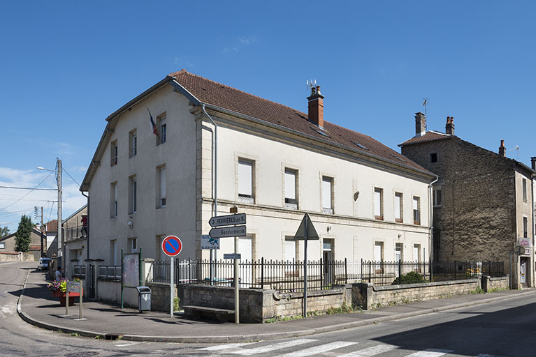 Élévation sur la rue Armand Paulmard, vue de trois-quarts. © Jérôme Mongreville / Région Bourgogne-Franche-Comté, Inventaire du patrimoine - 2018 Élévation sur la rue Armand Paulmard, vue de trois-quarts. © Jérôme Mongreville / Région Bourgogne-Franche-Comté, Inventaire du patrimoine - 2018