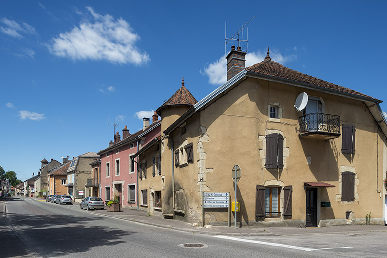 Côté est, maisons n°43-45, vue vers le nord depuis le pont sur la Saône. © Jérôme Mongreville / Région Bourgogne-Franche-Comté, Inventaire du patrimoine - 2018 Côté est, maisons n°43-45, vue vers le nord depuis le pont sur la Saône. © Jérôme Mongreville / Région Bourgogne-Franche-Comté, Inventaire du patrimoine - 2018