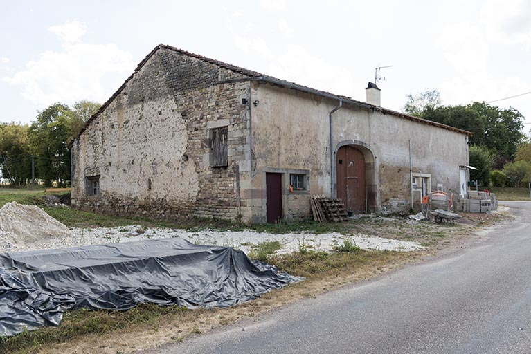 Vue de trois-quart de la maison située à l'angle de la rue Principale et de la route de Selles. © Sonia Dourlot / Région Bourgogne-Franche-Comté, Inventaire du patrimoine - 2018
