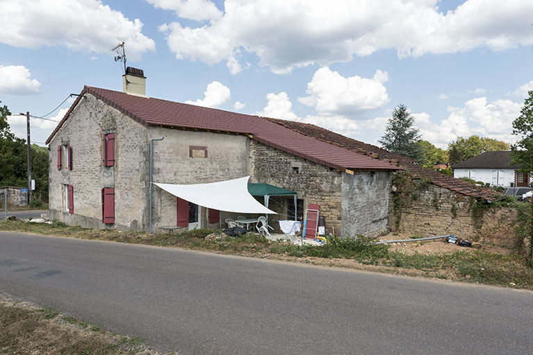 Vue de trois-quart depuis le sud de la maison située à l'angle de la rue Principale et de la route de Selles. © Sonia Dourlot / Région Bourgogne-Franche-Comté, Inventaire du patrimoine - 2018