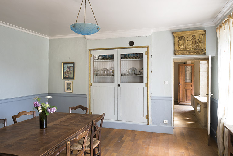 Vue intérieure de la salle à manger : placard chauffant battants au nu du mur fermés.  © Sonia Dourlot / Région Bourgogne-Franche-Comté, Inventaire du patrimoine - 2018 Vue intérieure de la salle à manger : placard chauffant battants au nu du mur fermés.  © Sonia Dourlot / Région Bourgogne-Franche-Comté, Inventaire du patrimoine - 2018