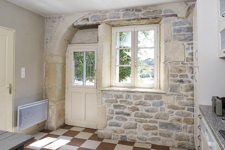 Dans la cuisine, ancienne porte en plein cintre donnant sur la façade postérieure.  © Sonia Dourlot / Région Bourgogne-Franche-Comté, Inventaire du patrimoine - 2018 Dans la cuisine, ancienne porte en plein cintre donnant sur la façade postérieure.  © Sonia Dourlot / Région Bourgogne-Franche-Comté, Inventaire du patrimoine - 2018