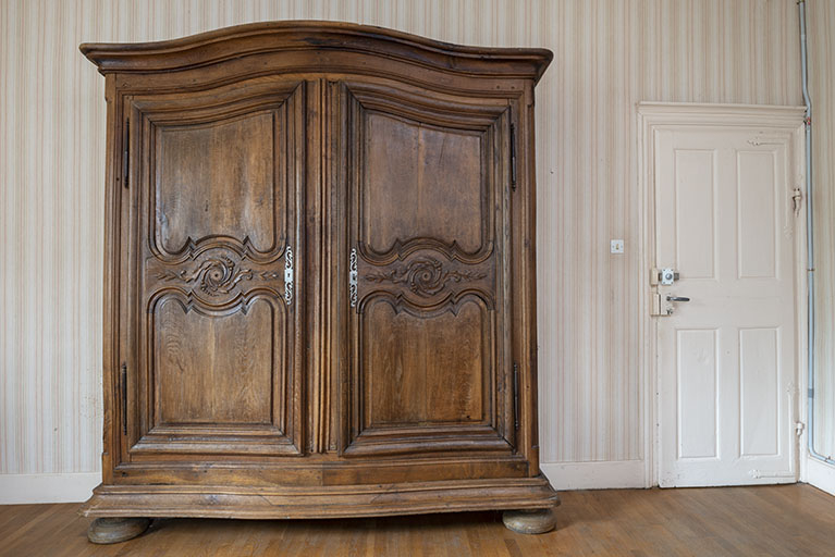 Armoire située au rez-de-chaussée du presbytère. © Jérôme Mongreville / Région Bourgogne-Franche-Comté, Inventaire du patrimoine - 2018 Armoire située au rez-de-chaussée du presbytère. © Jérôme Mongreville / Région Bourgogne-Franche-Comté, Inventaire du patrimoine - 2018