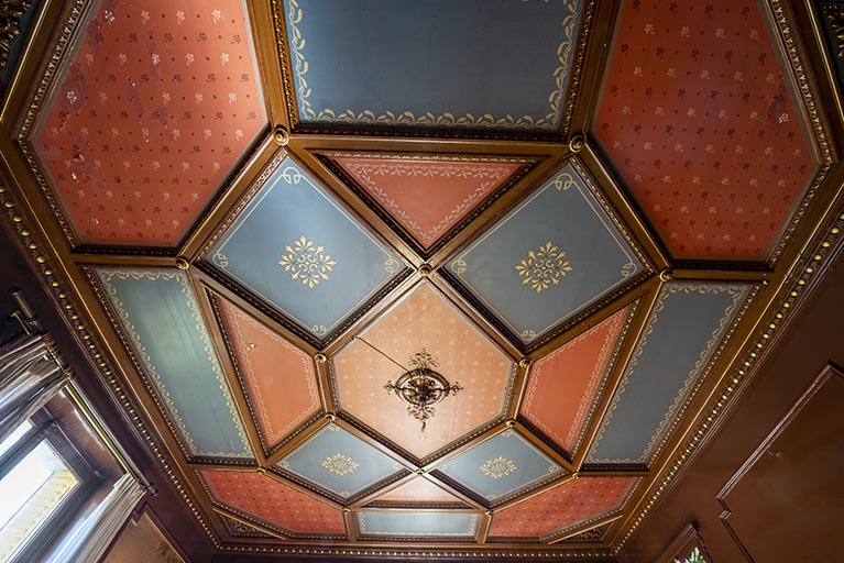 Rez-de-chaussée, grand salon, plafond à compartiments. © Jérôme Mongreville / Région Bourgogne-Franche-Comté, Inventaire du patrimoine - 2018