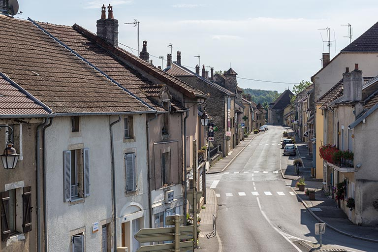 Emplacement de l'ancienne porte du Bourg, vue du nord. © Jérôme Mongreville / Région Bourgogne-Franche-Comté, Inventaire du patrimoine - 2018 Emplacement de l'ancienne porte du Bourg, vue du nord. © Jérôme Mongreville / Région Bourgogne-Franche-Comté, Inventaire du patrimoine - 2018
