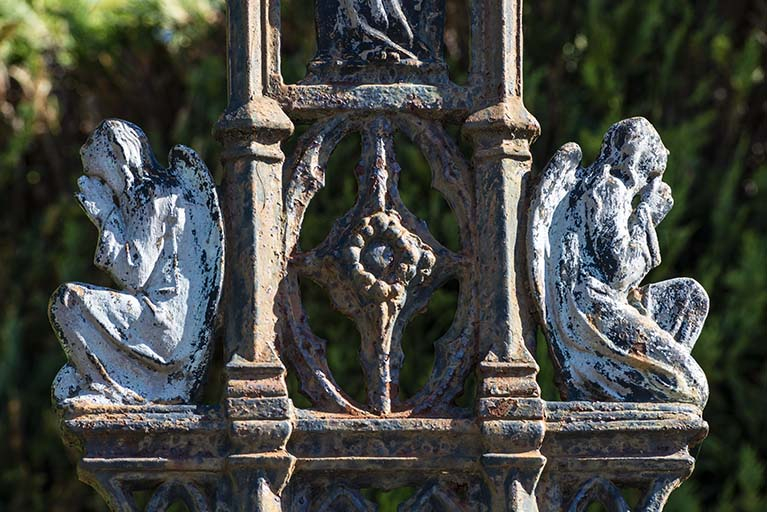 Détail de la partie basse de la croix, deux anges. © Jérôme Mongreville / Région Bourgogne-Franche-Comté, Inventaire du patrimoine - 2018 Détail de la partie basse de la croix, deux anges. © Jérôme Mongreville / Région Bourgogne-Franche-Comté, Inventaire du patrimoine - 2018