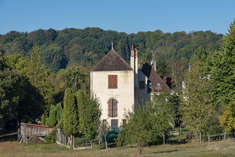 Partie de la maison disposant d'un toit en pavillon. © Jérôme Mongreville / Région Bourgogne-Franche-Comté, Inventaire du patrimoine - 2018 Partie de la maison disposant d'un toit en pavillon. © Jérôme Mongreville / Région Bourgogne-Franche-Comté, Inventaire du patrimoine - 2018