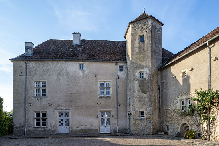 Façade nord du corps principal et cour, vue depuis le nord. © Jérôme Mongreville / Région Bourgogne-Franche-Comté, Inventaire du patrimoine - 2018 Façade nord du corps principal et cour, vue depuis le nord. © Jérôme Mongreville / Région Bourgogne-Franche-Comté, Inventaire du patrimoine - 2018