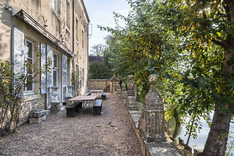 Terrasse donnant sur la Saône, vue d'ensemble depuis l'ouest. © Jérôme Mongreville / Région Bourgogne-Franche-Comté, Inventaire du patrimoine - 2018 Terrasse donnant sur la Saône, vue d'ensemble depuis l'ouest. © Jérôme Mongreville / Région Bourgogne-Franche-Comté, Inventaire du patrimoine - 2018
